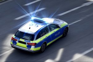 Alkoholisierter Mann nach Bedrohung, Körperverletzung und Zeigen des Hitlergrußes festgenommen