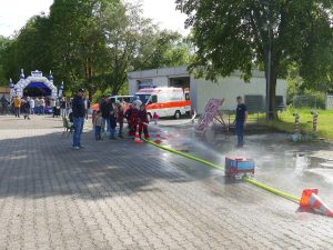 Sonne, Spektakel und Menschenkicker: Feuerwehr Nussloch bot Spaß für Alt und Jung